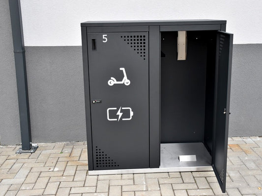 Dviejų vietų elektrinių paspirtukų boksas „Krosbox II“ – viešųjų erdvių sutvarkymo elementai