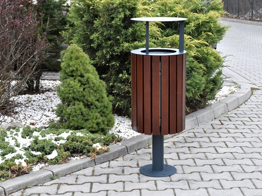 Šiukšliadėžė Koral Su Stogeliu – tvariems urbanistiniams sprendimams bei pėsčiųjų zonų tvarkymui