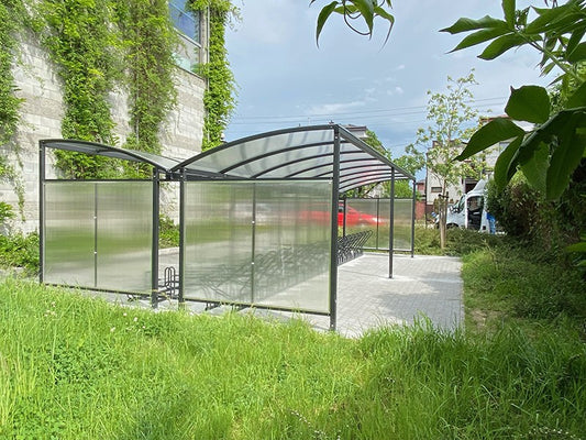 Stoginė „Perla“ dviguba, 40 stovėjimo vietų su šonine apdaila – moderni mažoji architektūra
