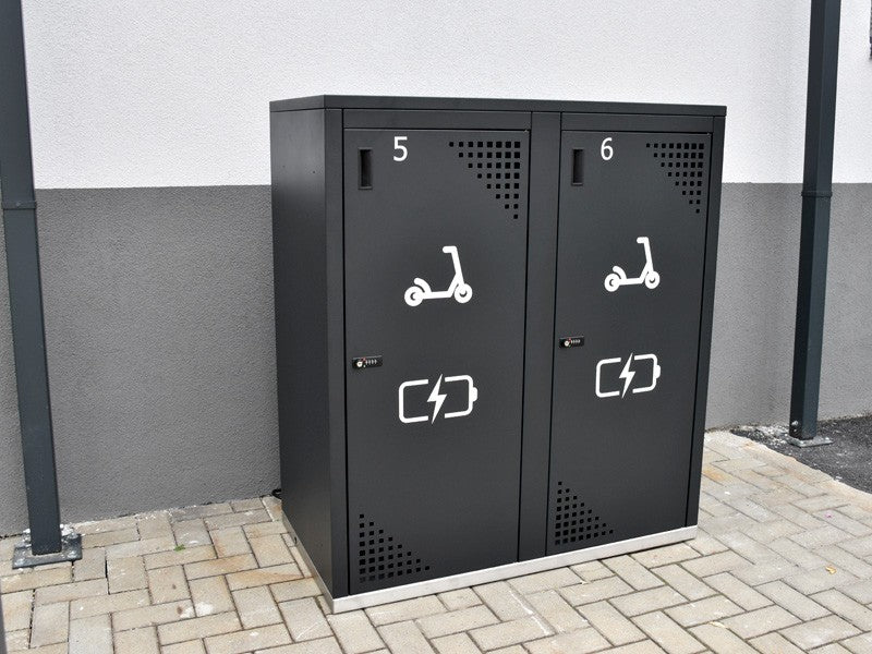 Dviejų vietų elektrinių paspirtukų boksas „Krosbox II“ – viešųjų erdvių sutvarkymo elementai