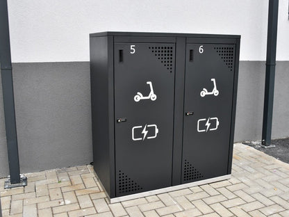 Dviejų vietų elektrinių paspirtukų boksas „Krosbox II“ – viešųjų erdvių sutvarkymo elementai