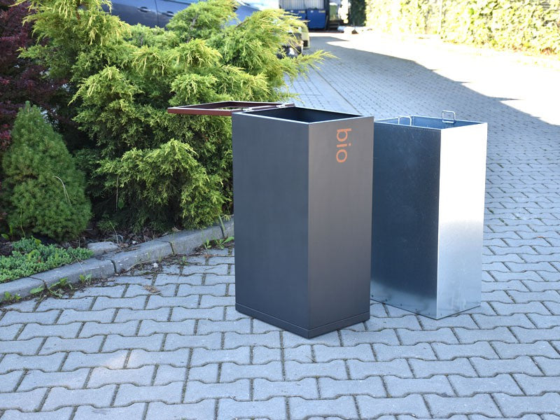 Šiukšliadėžė Satis I 100L – funkcionaliai ir saugiai bendruomenės aplinkai parkuose bei skveruose