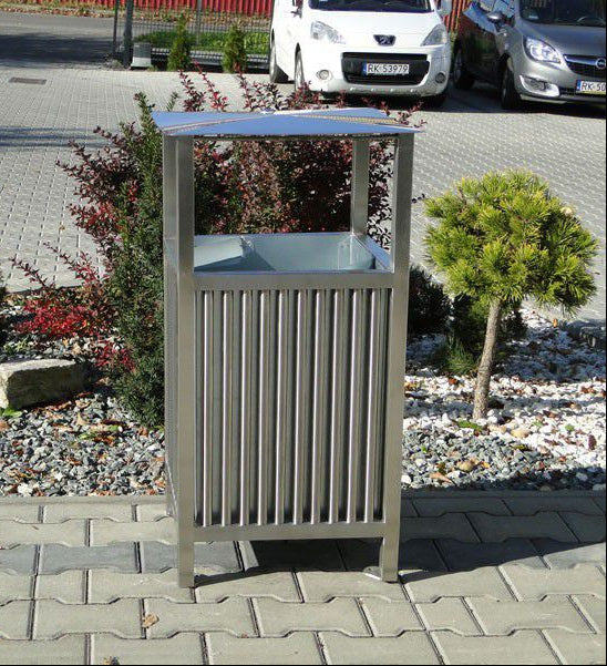 Šiukšliadėžė Narcyz Su Stogeliu – funkcionaliai ir saugiai bendruomenės aplinkai parkuose bei skveruose