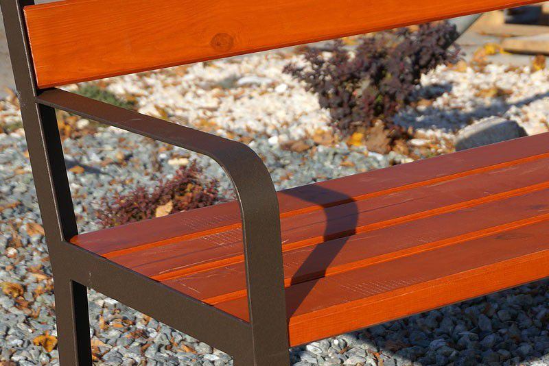 Lauko suoliukas Cyklon Ir Su Porankiais – funkcionaliai ir saugiai bendruomenės aplinkai parkuose bei skveruose