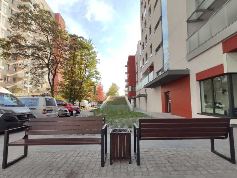 Lauko suoliukas Majka – funkcionaliai ir saugiai bendruomenės aplinkai parkuose bei skveruose