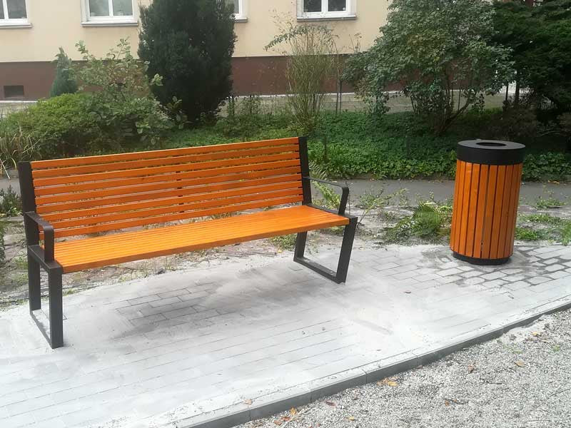 Lauko suoliukas Semi III Su Atlošu – funkcionaliai ir saugiai bendruomenės aplinkai parkuose bei skveruose