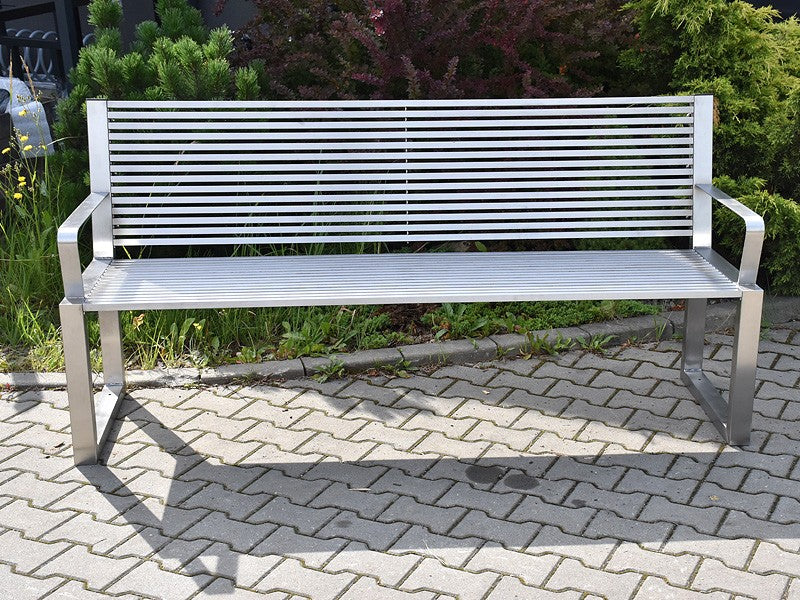 Lauko suoliukas Semi VI Su Atlošu – funkcionaliai ir saugiai bendruomenės aplinkai parkuose bei skveruose