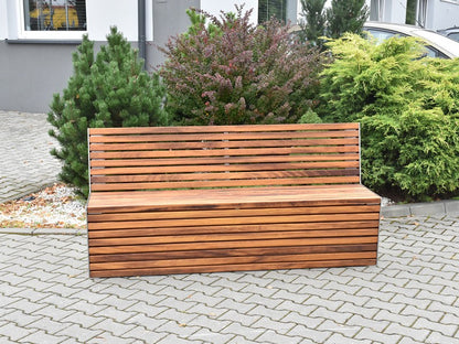 Lauko suoliukas Su Atlošu Luna II – funkcionaliai ir saugiai bendruomenės aplinkai parkuose bei skveruose
