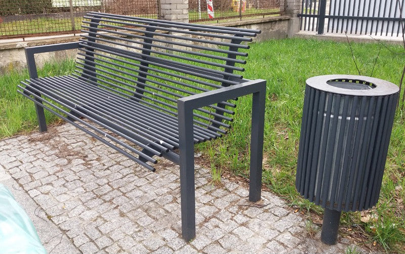 Lauko suoliukas Su Atlošu Szafir II – funkcionaliai ir saugiai bendruomenės aplinkai parkuose bei skveruose