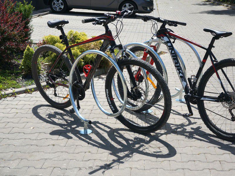 Dviračių stovas „Snake“ 180cm - lauko baldai parkams ir skverams