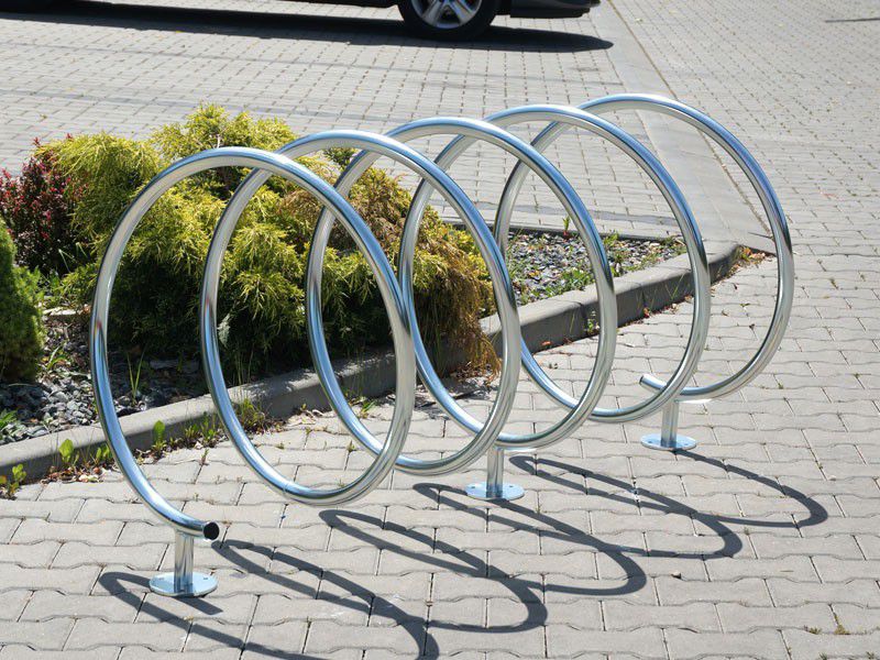 Dviračių stovas „Snake“ 180cm - miesto infrastruktūros įrengimas